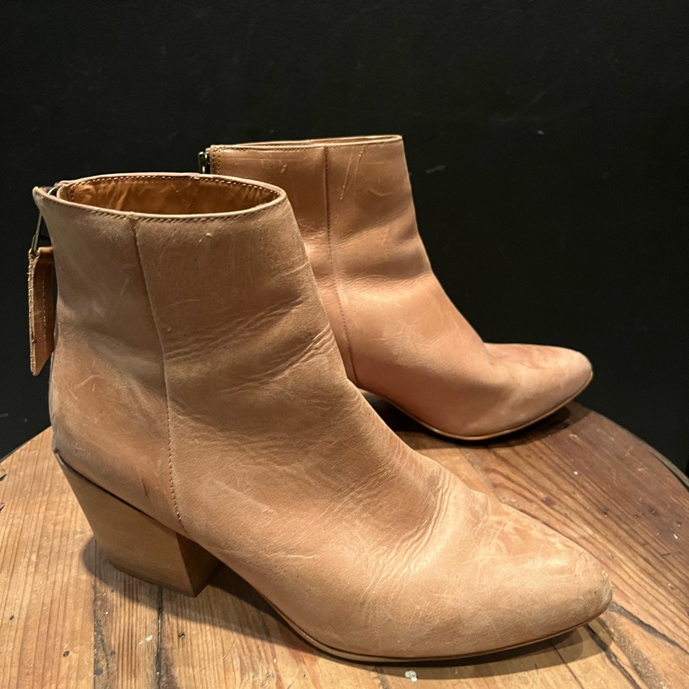 Matisse Croft Tan Ankle Booties with Stacked Heel